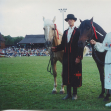 Elder ja Relli

Eesti tõugu hobused maailma hobufestivalil Ungaris 23. juulil 2000. Relli, esitleja Toomas Oinus, ja Elder, esitleja Kairi Dräbtsinskaja, pärast autasustamist. Relli pälvis III koha sõuhobuste klassis ja Elder aborigeensete tõugude klassis. Toomas ja Nelly Oinus sõpruskonnaga korraldasid 2000. aasta juulis kahe eesti tõugu hobuse osavõtu II maailma hobufestivalist Põhja-Ungari 2000 elanikuga linnakeses Szilvasvaradis, kus asub ka Ungari riiklik hobusekasvandus. Festival peeti 20.-23. juulil.

Foto autor: Heino Laiapea