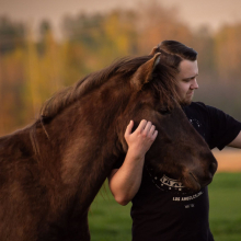 Selfie

Kuigi mu elukaaslane tuleb talli harva, on ta siiski suur loomafänn ja olgu kass, koer või hobune - nemad on temast ka alati väga vaimustuses. Läksime ühel suveõhtul karjamaale kuldset loojanguvalgust jäädvustama, kui üks hetk märkasin, et teine pool oli taas uue neljajalgse sõbra leidnud. Eesti hobune Rover aga kandiski edaspidi meie jaoks hüüdnime 