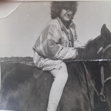 Õde hobusel Luna Vilsandil 1980ndate II pool.

Foto autor: Elen Eerik / teadmata
Foto saatja: Elen Eerik