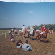 Reinu cup 1995 umbes. Andres Udeküll Tuulel,Helin Rõmmel Roomal,Elen Eerik Reelal,Ebbe Sõnajalg teadmata hobuse nimi. Kõruseküla Kihelkonna Saaremaa

Foto autor: Elen Eerik / teadmata
Foto saatja: Elen Eerik