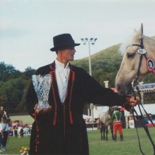 Hobufestivalil Ungaris. Rõõm kordaminekust. Toomas Oinus III koha auhinnakarika ja hobuse Relliga.

Foto autor: Heino Laiapea